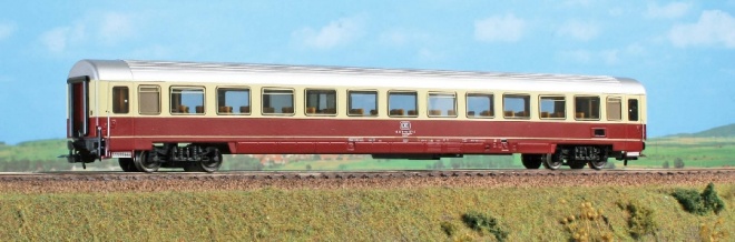 Passenger car 1st class type Apmz 123 in TEE livery<br /><a href='images/pictures/ACME/52321_900.jpg' target='_blank'>Full size image</a>